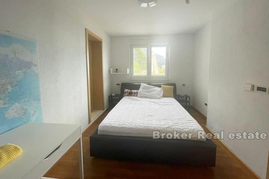 Makarska - Prostorný třípokojový apartmán s výhledem na moře