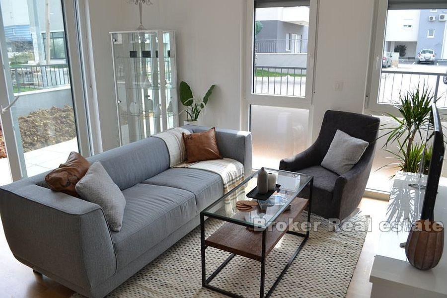 Blízko Splitu - moderní apartmán se dvěma ložnicemi