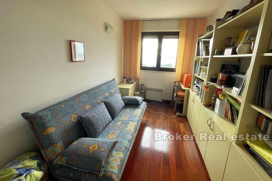 Split - Meje, spacious, three-room apartment with sea view