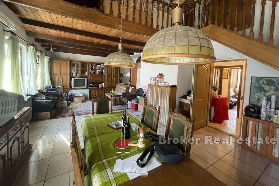 Split - Lovret, geräumige Dreizimmerwohnung zum Renovieren