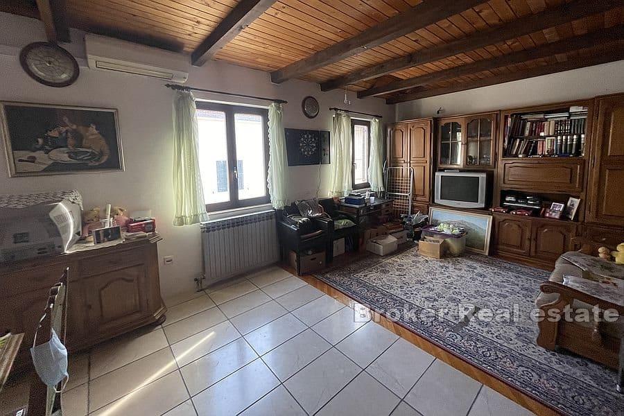 Split - Lovret, geräumige Dreizimmerwohnung zum Renovieren