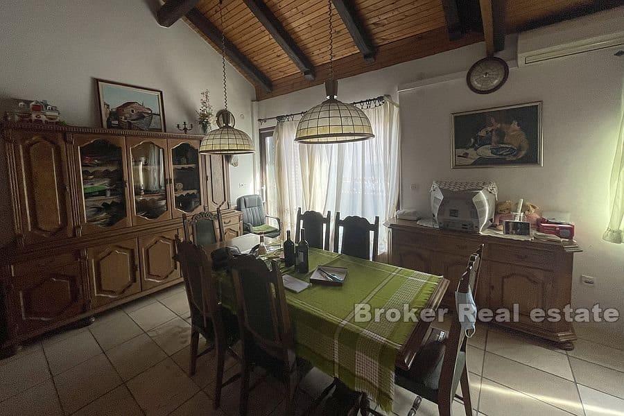 Split - Lovret, geräumige Dreizimmerwohnung zum Renovieren