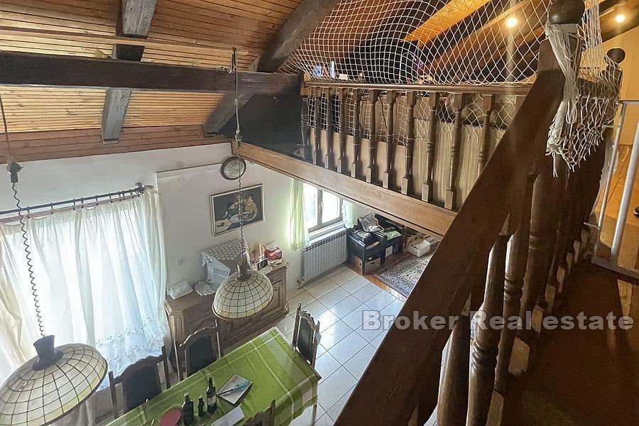 Split - Lovret, geräumige Dreizimmerwohnung zum Renovieren