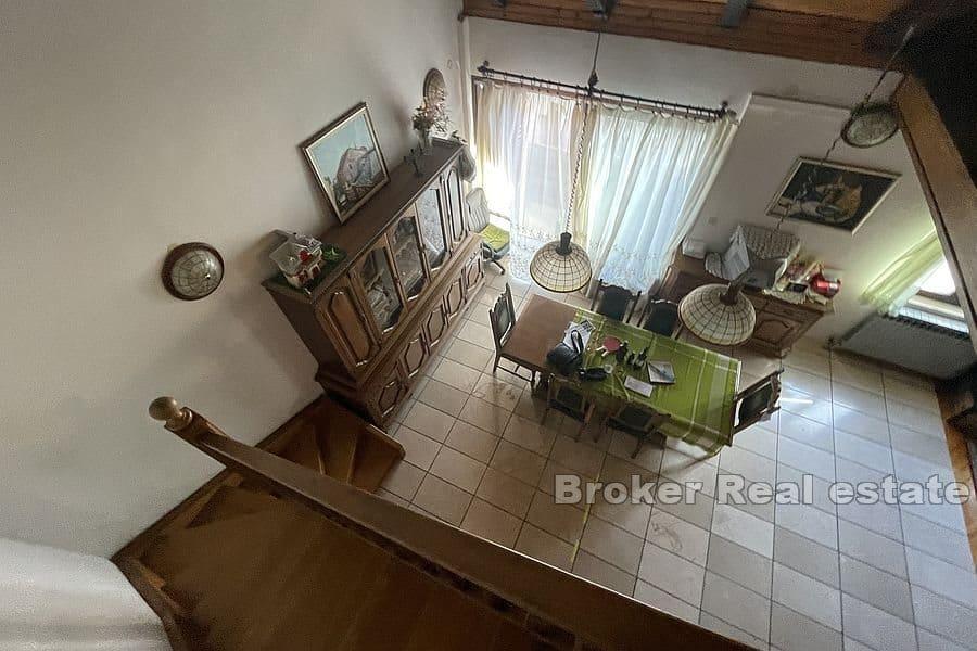 Split - Lovret, geräumige Dreizimmerwohnung zum Renovieren