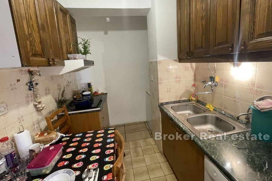 Split - Lovret, geräumige Dreizimmerwohnung zum Renovieren