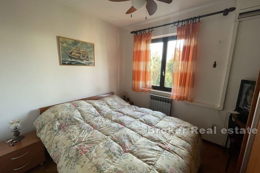 Split - Lovret, geräumige Dreizimmerwohnung zum Renovieren