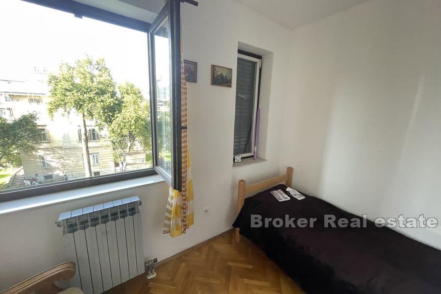 Split - Lovret, geräumige Dreizimmerwohnung zum Renovieren