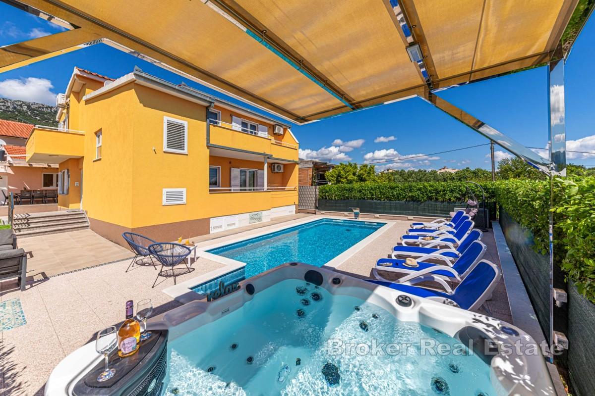 Kaštela - Romslig to-etasjes villa med basseng