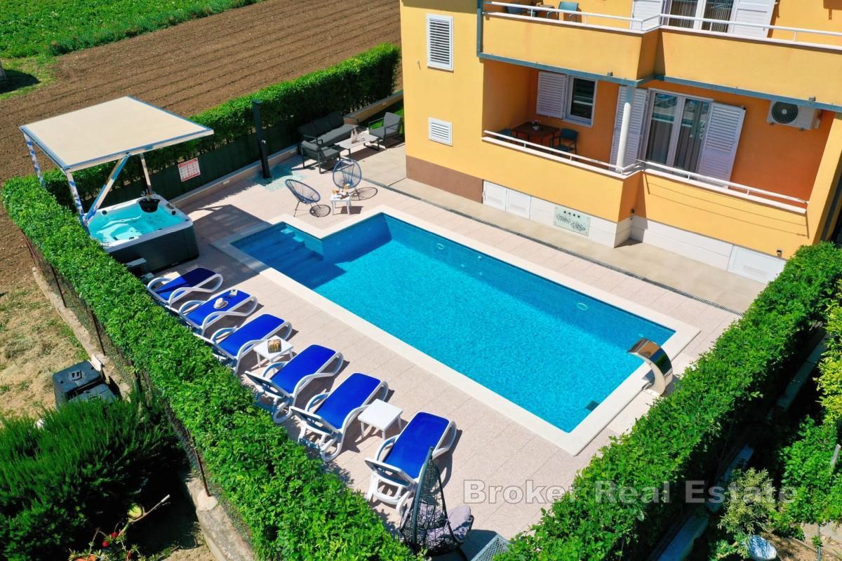Kaštela - Romslig to-etasjes villa med basseng
