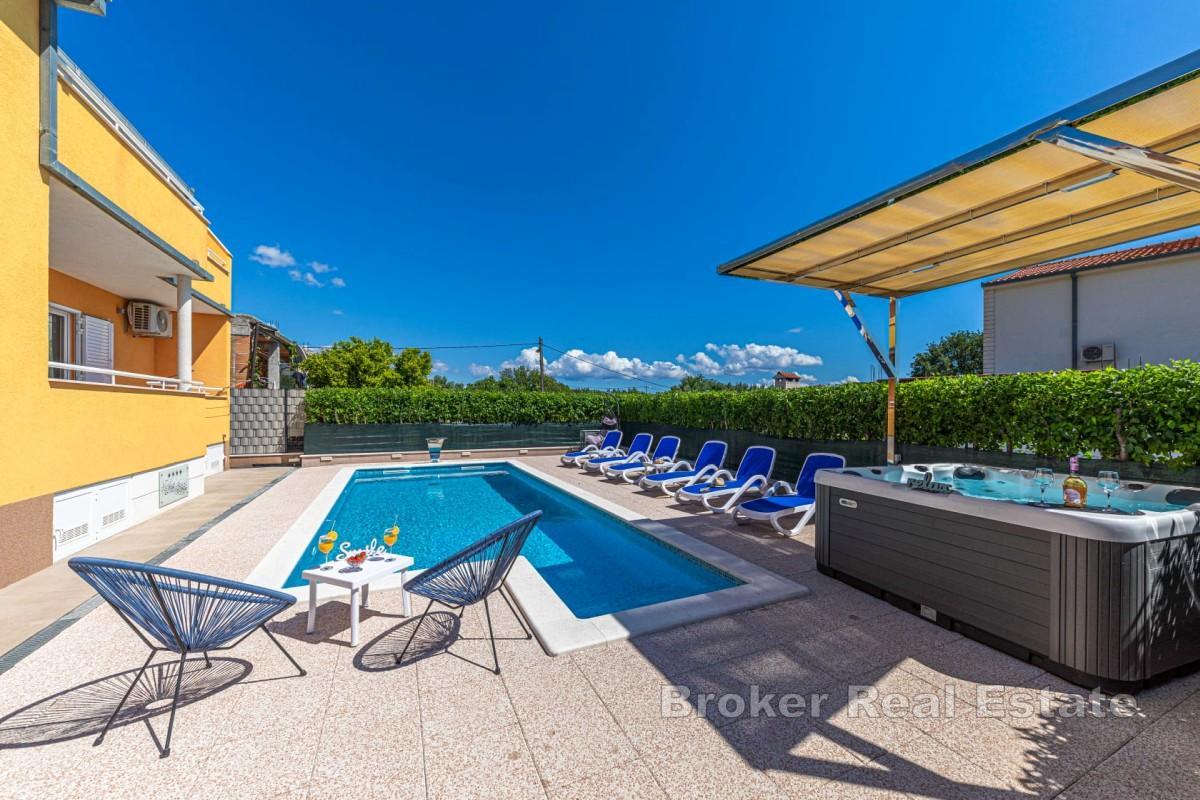 Kaštela - Romslig to-etasjes villa med basseng