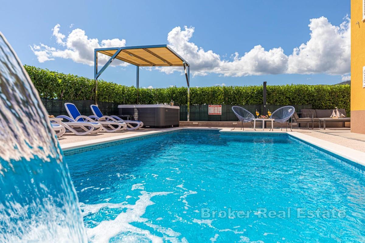 Kaštela - Romslig to-etasjes villa med basseng