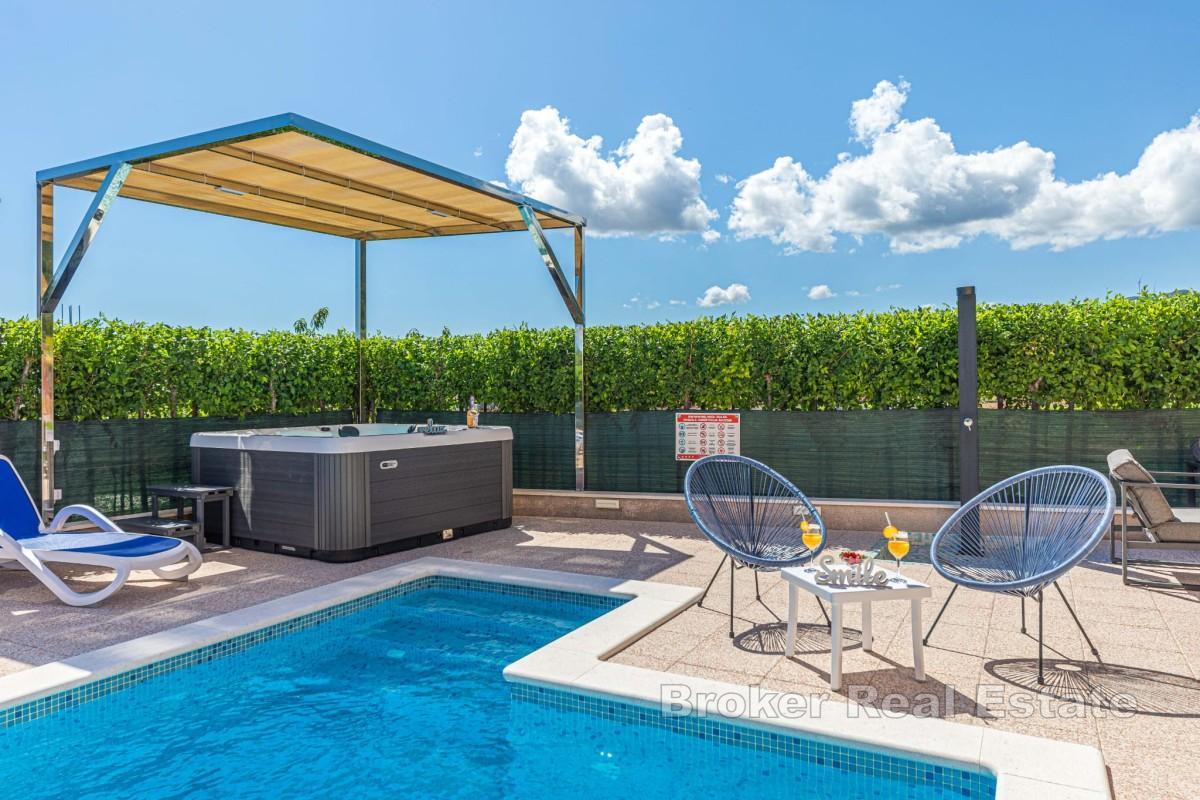 Kaštela - Rymlig tvåvåningsvilla med pool