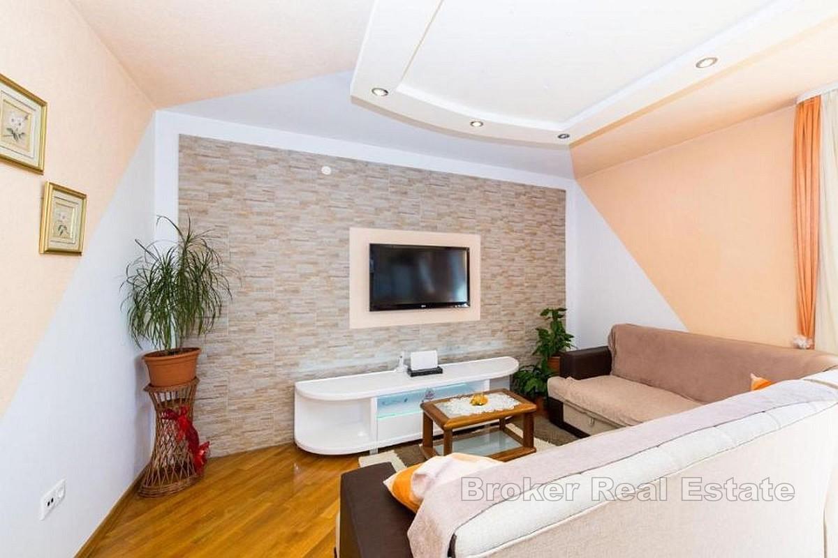 Kaštela - Romslig to-etasjes villa med basseng