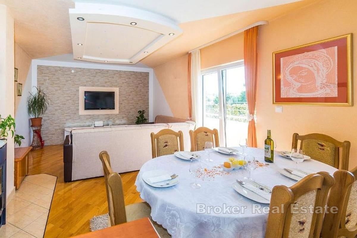 Kaštela - Romslig to-etasjes villa med basseng