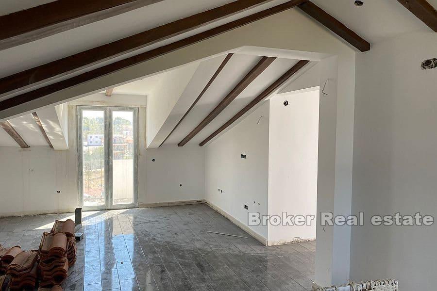 Ciovo - Maison avec piscine en état Roh bau élevé