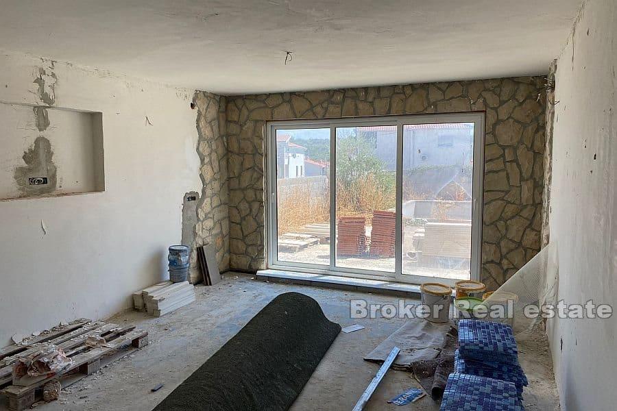 Ciovo - Maison avec piscine en état Roh bau élevé