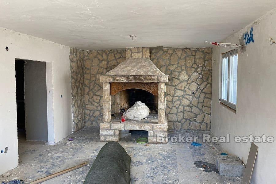 Ciovo - Maison avec piscine en état Roh bau élevé