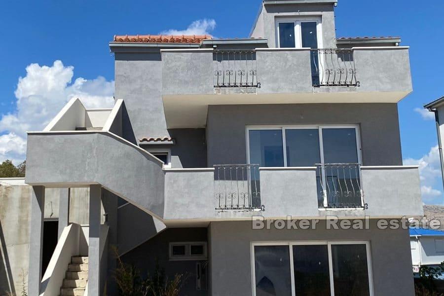 Ciovo - House with swimming pool in high Roh bau condition