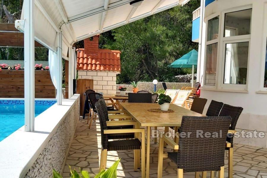 Wyspa Ciovo - Dom z apartamentami z basenem, drugi rząd od morza
