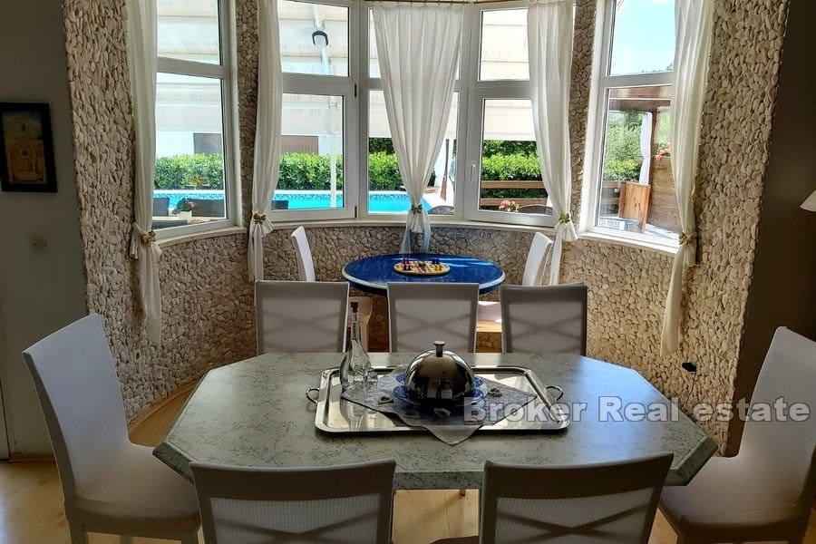 Wyspa Ciovo - Dom z apartamentami z basenem, drugi rząd od morza