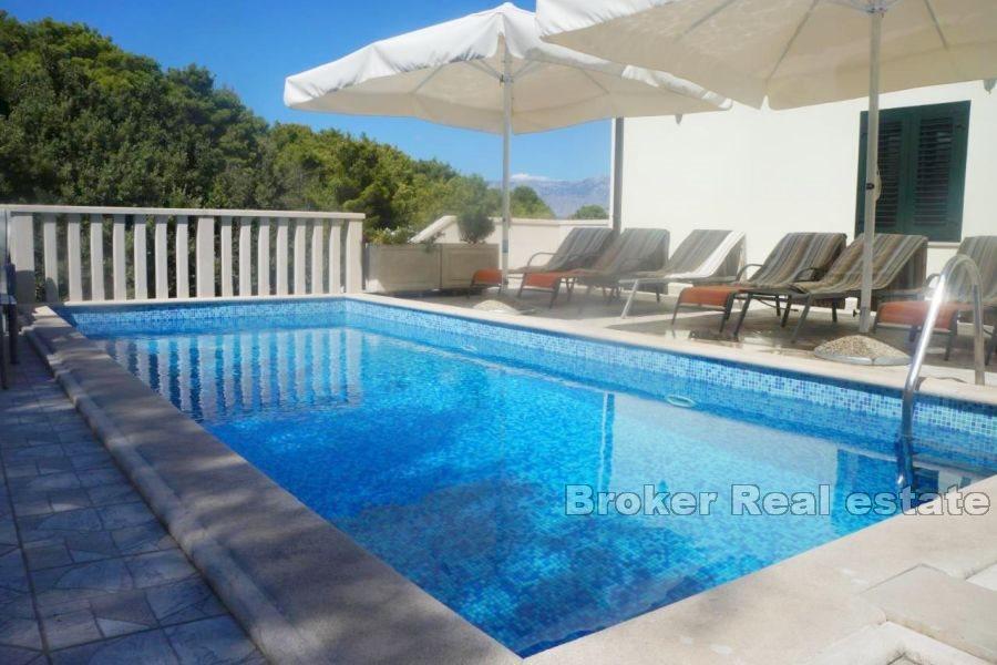 Ostrov Brač - středomořský dům s bazénem