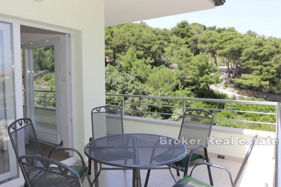 Ostrov Brač - středomořský dům s bazénem