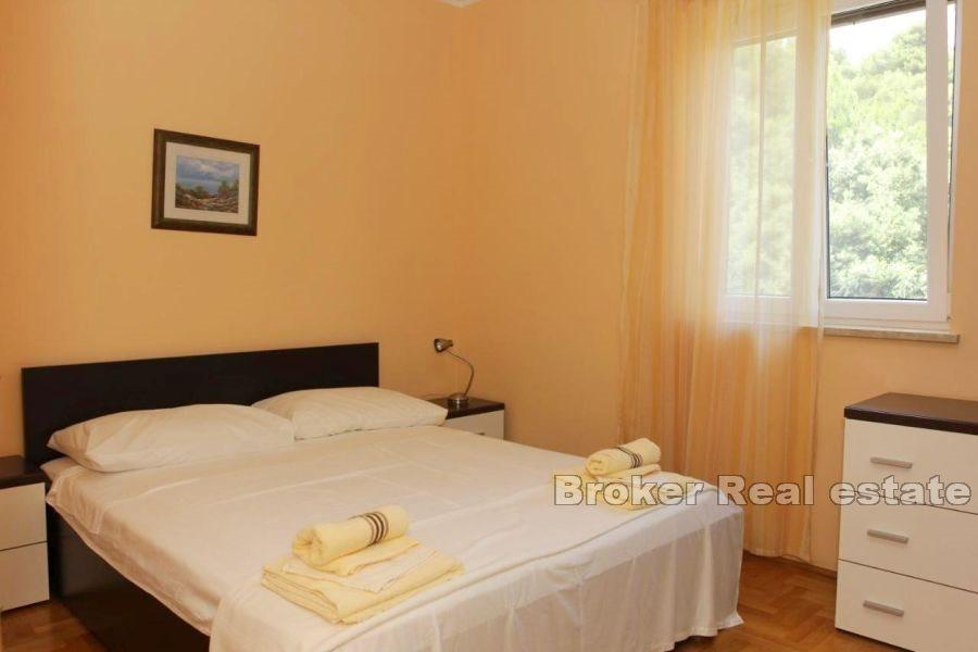 Ostrov Brač - středomořský dům s bazénem