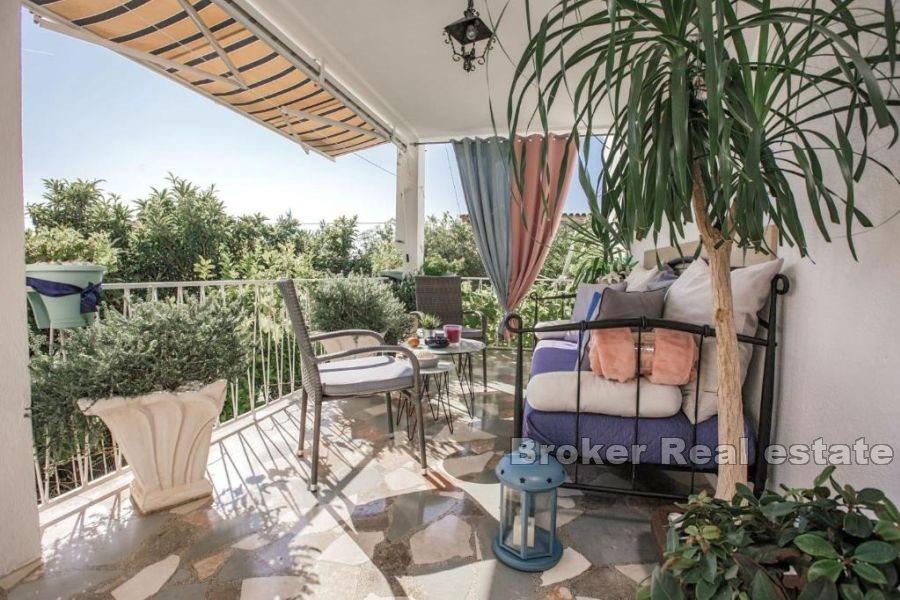 Makarska - Novorenovirana višekatnica blizu mora