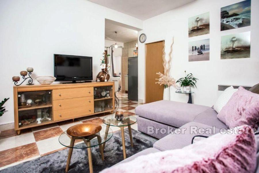 Makarska - Novorenovirana višekatnica blizu mora
