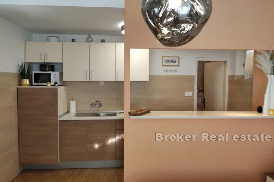 Makarska - Novorenovirana višekatnica blizu mora