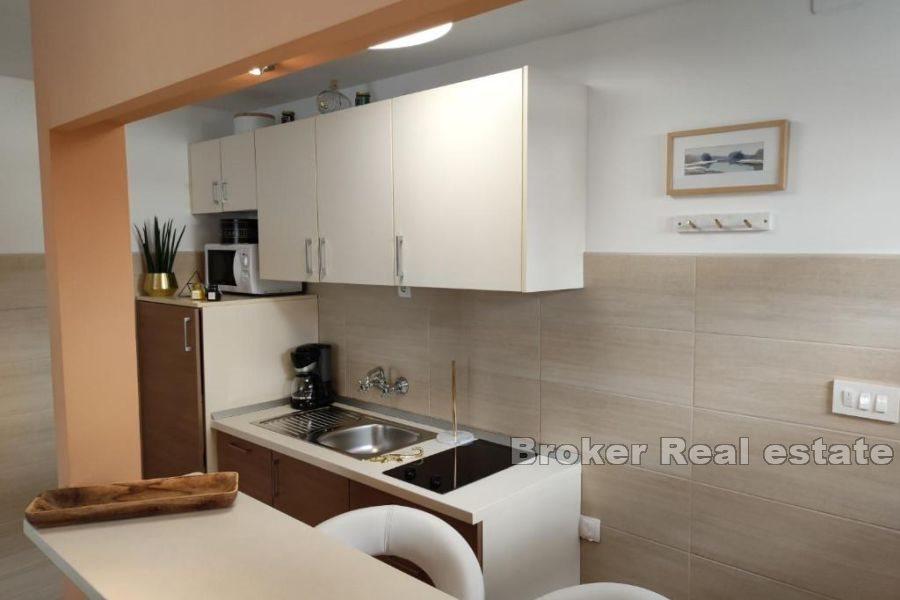 Makarska - Novorenovirana višekatnica blizu mora