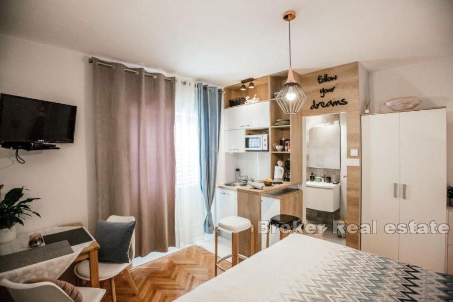 Makarska - Novorenovirana višekatnica blizu mora
