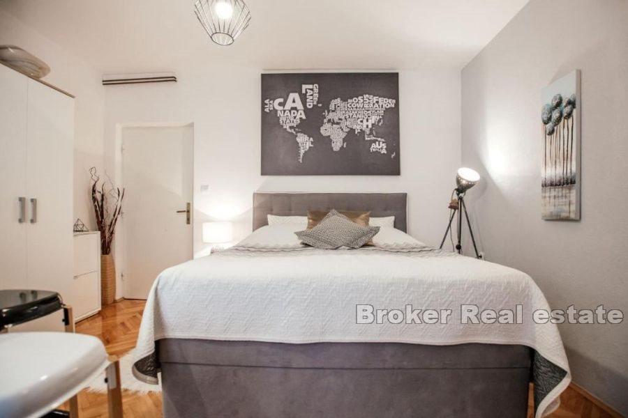 Makarska - Novorenovirana višekatnica blizu mora