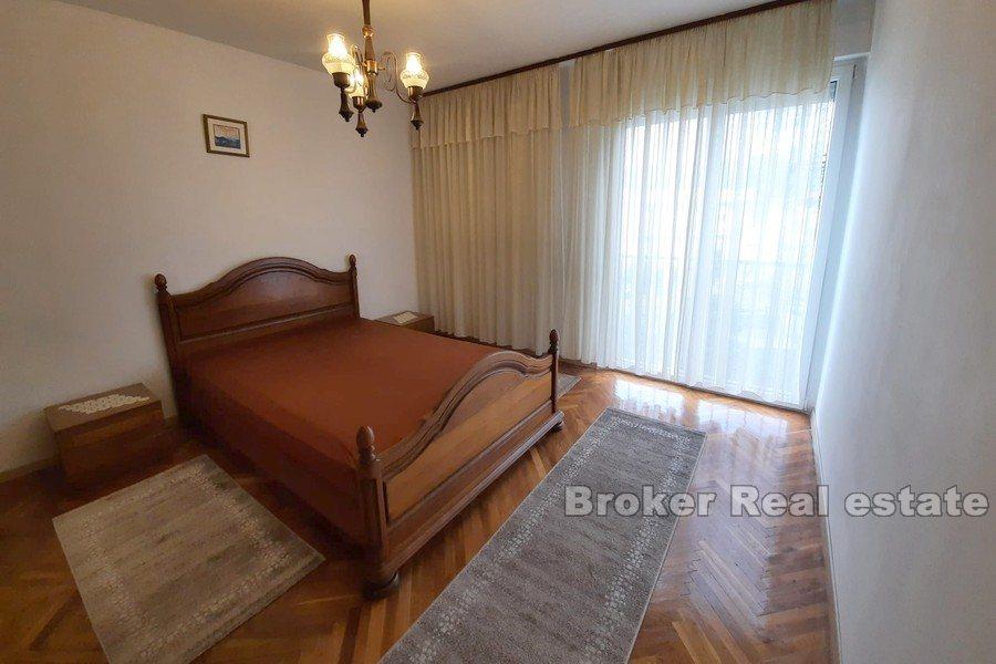 Сплит - Кочунар, просторная двухкомнатная квартира