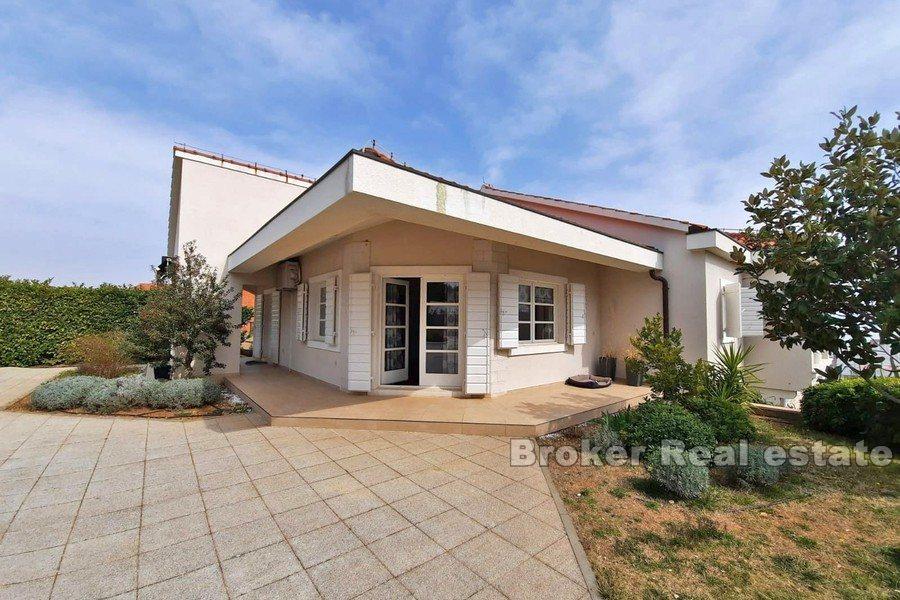 Vodice - śródziemnomorska willa z basenem i widokiem na morze