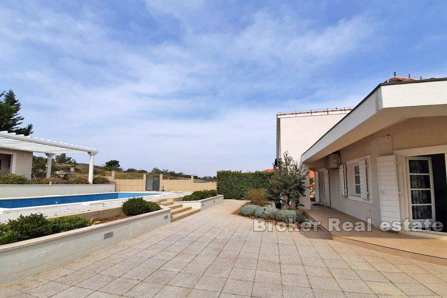 Vodice - śródziemnomorska willa z basenem i widokiem na morze