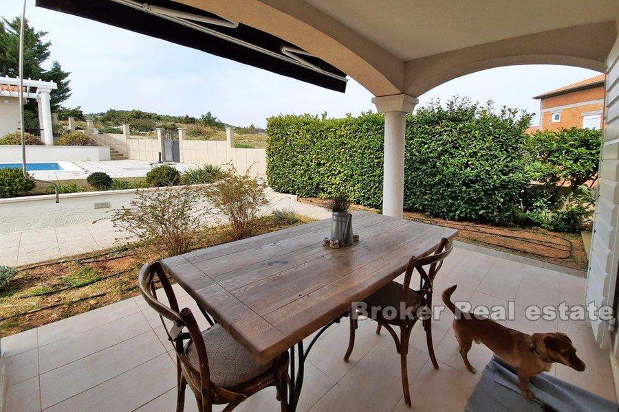 Vodice - śródziemnomorska willa z basenem i widokiem na morze