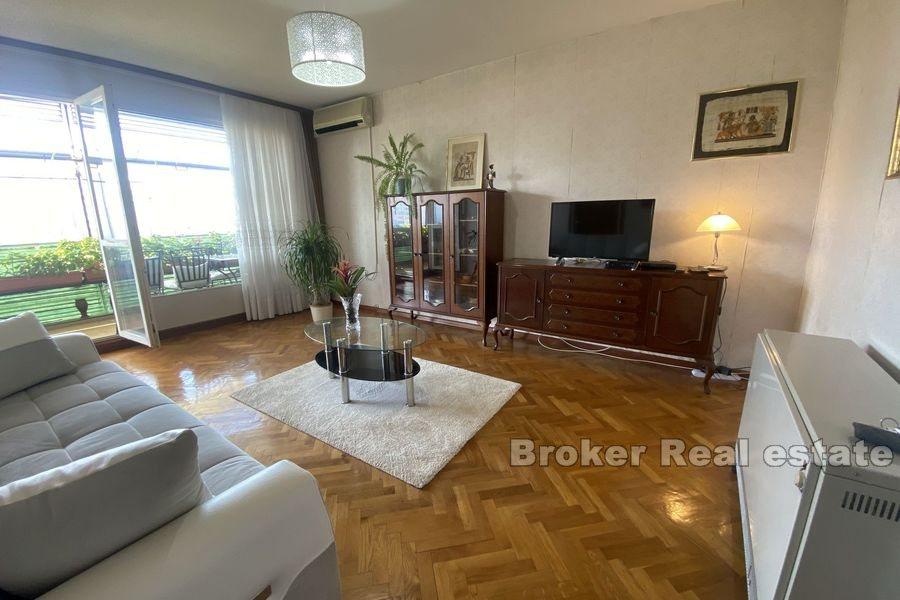 Split - Trstenik, geräumiges Apartment mit zwei Schlafzimmern