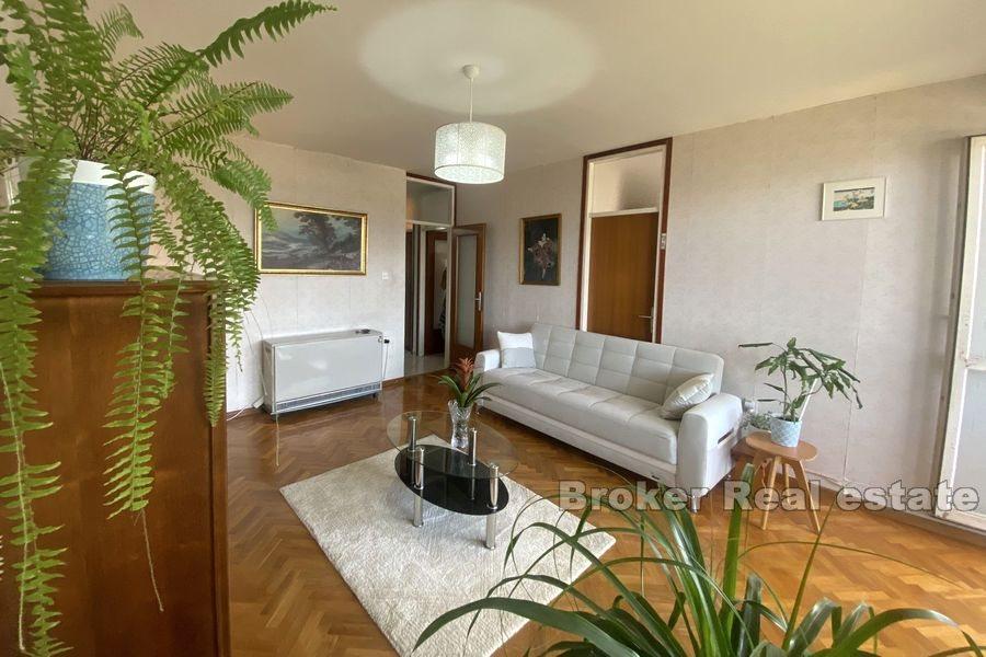 Split - Trstenik, geräumiges Apartment mit zwei Schlafzimmern