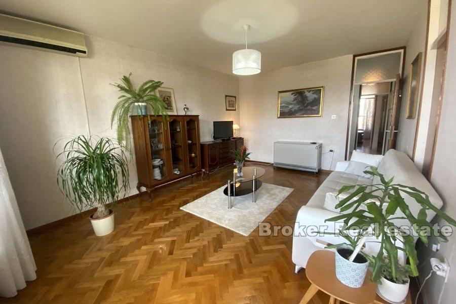 Split - Trstenik, geräumiges Apartment mit zwei Schlafzimmern