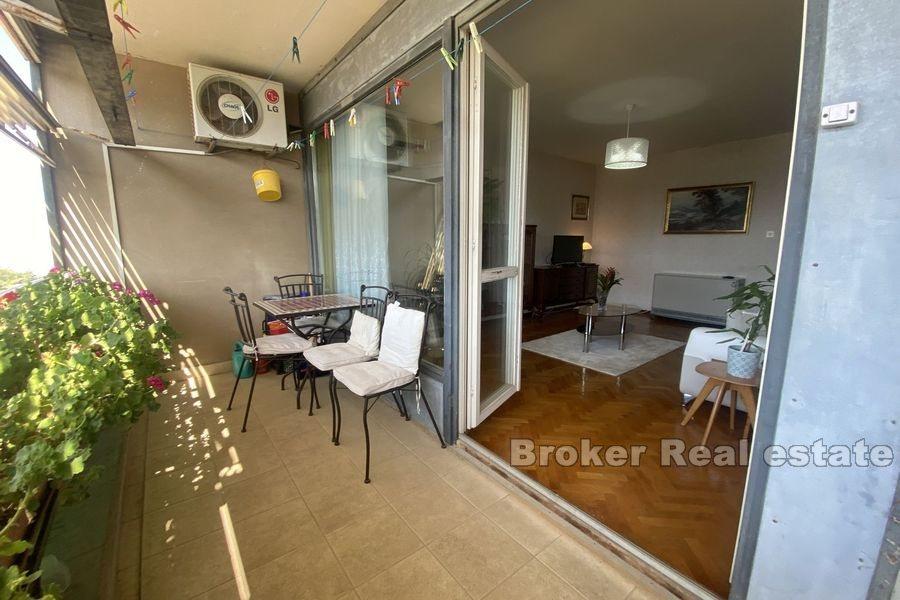 Split - Trstenik, geräumiges Apartment mit zwei Schlafzimmern