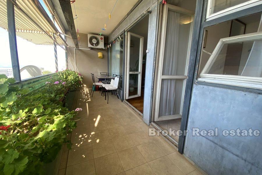 Split - Trstenik, geräumiges Apartment mit zwei Schlafzimmern