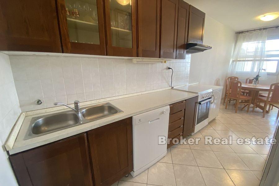 Split - Trstenik, geräumiges Apartment mit zwei Schlafzimmern