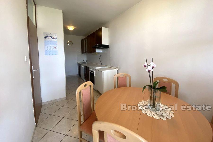 Split - Trstenik, geräumiges Apartment mit zwei Schlafzimmern