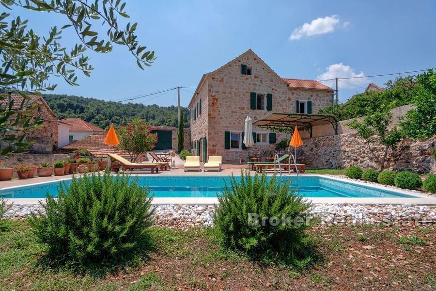 Hvar - stredomorská vila s bazénom