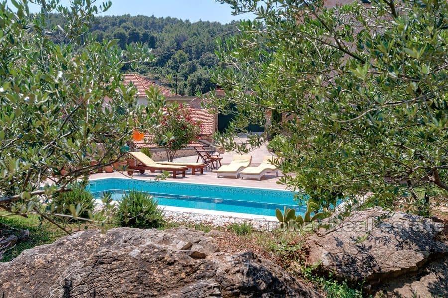 Hvar - stredomorská vila s bazénom