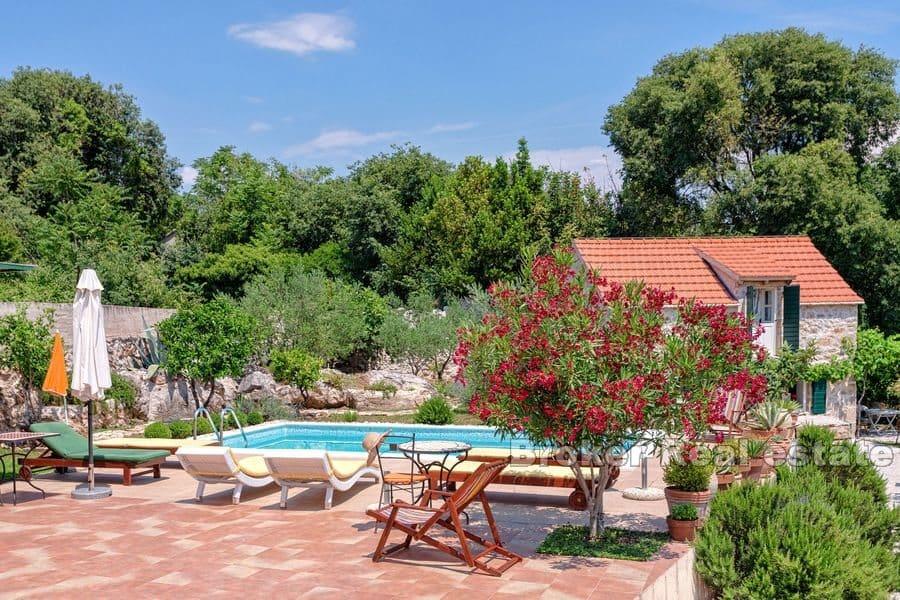 Hvar - stredomorská vila s bazénom