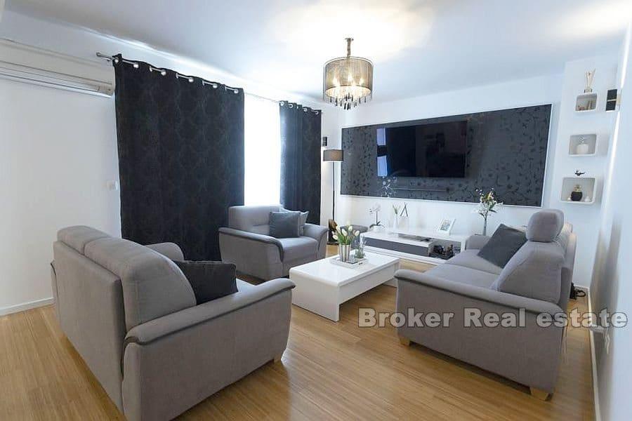 Makarska - Apartament z trzema sypialniami i otwartym widokiem na morze