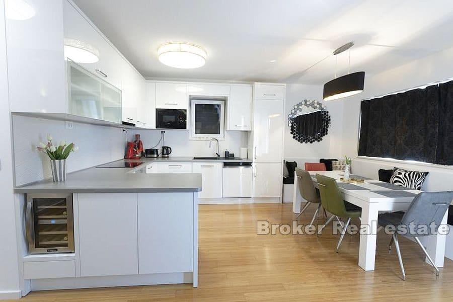 Makarska - Apartament z trzema sypialniami i otwartym widokiem na morze