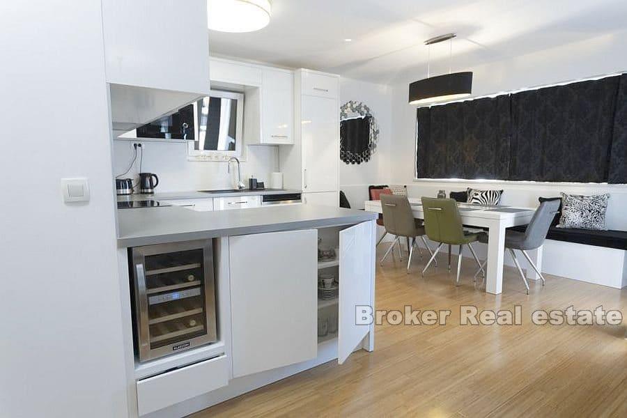 Makarska - Apartament z trzema sypialniami i otwartym widokiem na morze